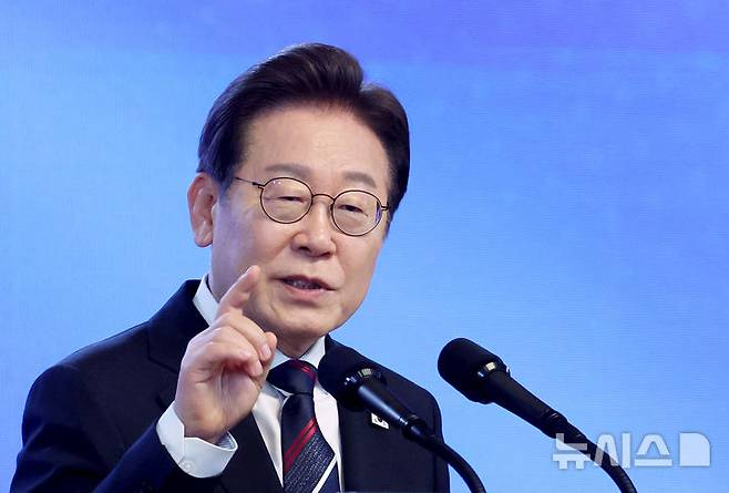 [진천=뉴시스] 최동준 기자 = 이재명 대통령이 14일 충북 진천 국가공무원인재개발원에서 5급 신임관리자과정 교육생에게 특강을 하고 있다. (대통령실통신사진기자단) 2025.07.14. photocdj@newsis.com
