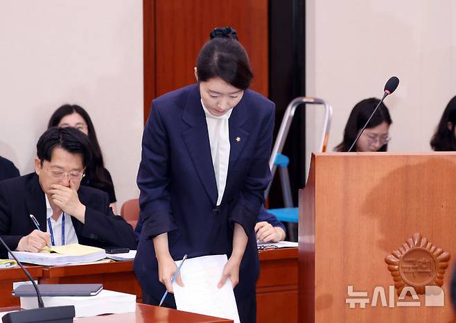 [서울=뉴시스] 고승민 기자 = 강선우 여성가족부 장관 후보자가 14일 서울 여의도 국회에서 열린 여성가족위원회의 인사청문회에서 모두발언 후 인사하고 있다. 2025.07.14. kkssmm99@newsis.com