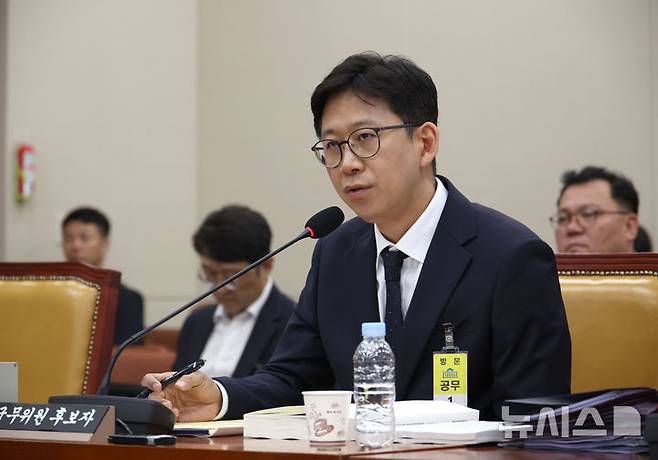[서울=뉴시스] 김금보 기자 = 배경훈 과학기술정보통신부 장관 후보자가 14일 서울 여의도 국회에서 열린 과학기술정보방송통신위원회 인사청문회에서 질의에 답하고 있다. 2025.07.14. kgb@newsis.com