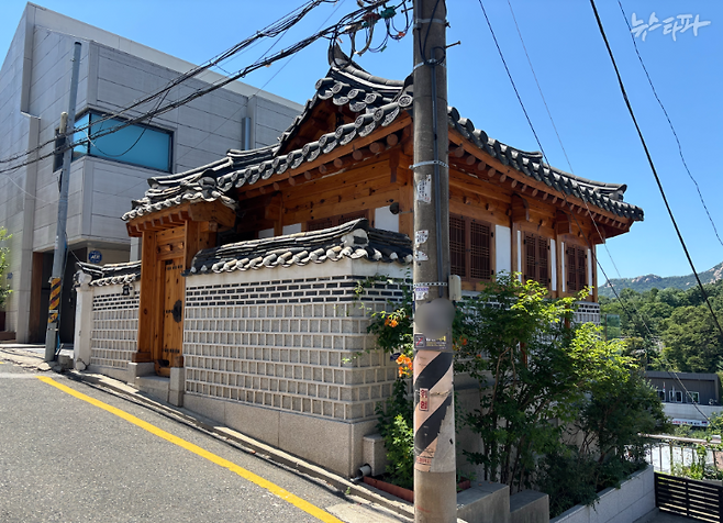 한성숙 중소벤처기업부 장관 후보가 2017년 5억 원에 매입한 서울 종로구 삼청동의 2층 한옥 건물. 2022년 한 후보는 이 건물을 임대 보증금 0원, 월세 20만 원, 공과금·관리비 0원에 동생에게 임대했다.&nbsp;