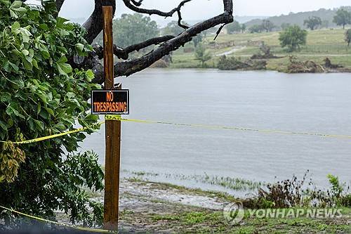 13일 폭우로 다시 수위가 높아진 미 텍사스 과달루페 강 [AFP=연합뉴스. 재판매 및 DB 금지]