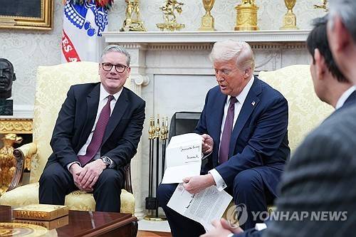 찰스 3세 영국 국왕의 국빈 방문 초청장 보여주는 트럼프 [EPA 연합뉴스 자료사진. 재판매 및 DB 금지]