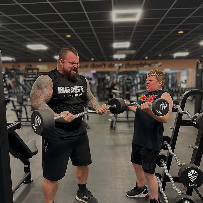 에디 홀과 그의 아들 막시무스 홀 [에디 홀 인스타그램 갈무리]