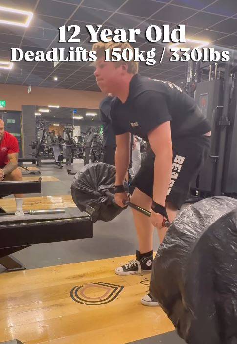 데드리프트 150㎏을 성공하는 맥시 홀 [에디 홀 인스타그램 갈무리]