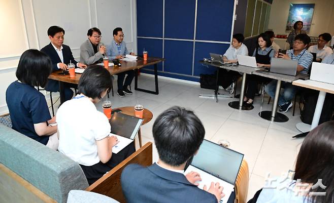 이재명 정부 인수위원회 역할을 맡아 출범한 지 한 달을 맞은 국정기획위원회의 이한주 위원장이 13일 오후 서울 종로구의 한 카페에서 기자간담회를 열고 모두발언을 하고 있다. 류영주 기자