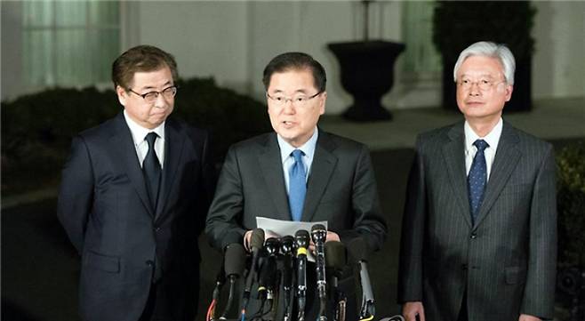 대통령실 정의용 전 국가안보실장이 미국 워싱턴 백악관 웨스트윙 앞에서 도널드 트럼프 미국 대통령과의 면담 결과를 발표하고 있다. 왼쪽은 서훈 전 국정원장. 오른쪽은 조윤제 전 주미대사. 연합뉴스