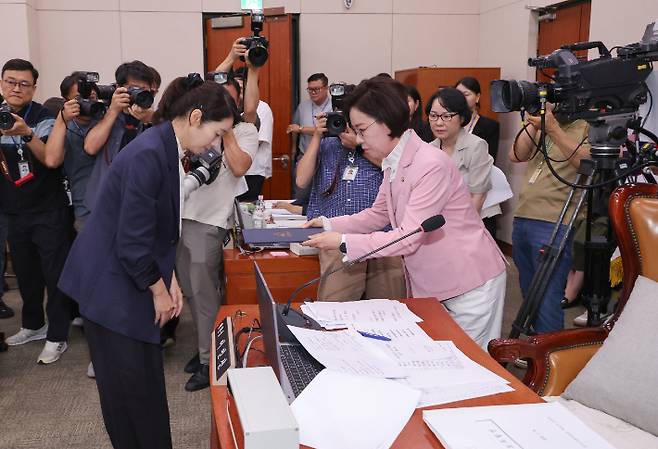 강선우 여성가족부 장관 후보자가 14일 국회 여성가족위원회에서 열린 인사청문회에서 선서한 뒤 국민의힘 소속 이인선 위원장에게 선서문을 전달하고 있다. 연합뉴스