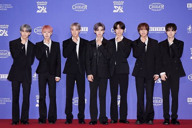 그룹 NCT 드림이 정규 5집 '고 백 투 더 퓨처' 제작발표회에 앞서 진행한 포토월에서 귀여운 포즈를 취하고 있다. SM엔터테인먼트 제공