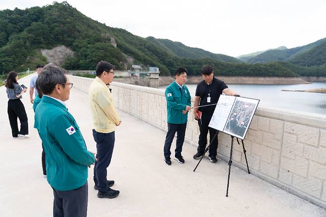지난 11일 김홍규 강릉시장과 조현수 원주지방환경청장이 오봉저수지 등을 방문해 가뭄 극복 대책 등을 논의했다. 강릉시 제공