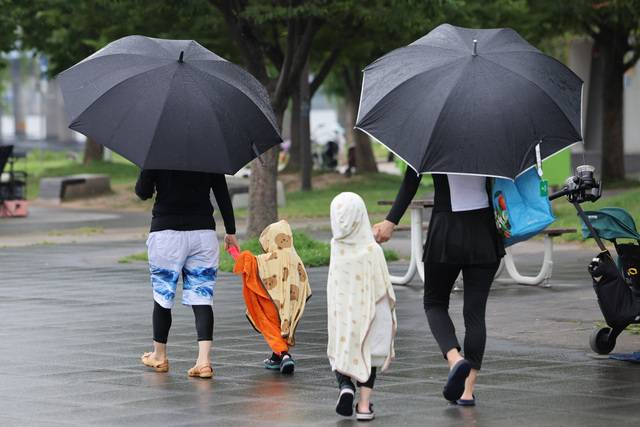 13일 서울 여의도물빛광장에서 물놀이를 즐기던 시민들이 비를 피해 이동하고 있다. 연합뉴스