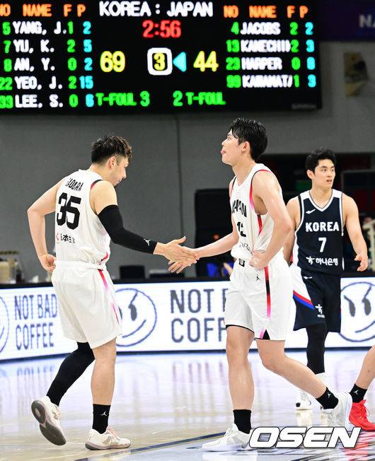 [OSEN=안양, 김성락 기자] 13일 오후 안양 정관장아레나에서 ‘하나은행 2025 남자농구 국가대표 평가전’ 대한민국과 일본의 두 번째 평가전이 열렸다. 대한민국은 지난 11일 열린 일본과의 첫 번째 평가전에서 91-77로 승리를 거뒀다. 3쿼터 일본 선수들이 하이파이브를 하고 있다. 2025.07.13 / ksl0919@osen.co.kr
