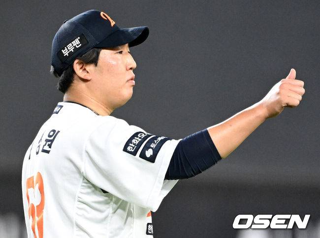 [OSEN=대전, 이대선 기자] 7회초 1사에서 한화 박상원이 이원석의 호수비에 엄지를 들어 올리고 있다. 2025.07.08 /sunday@osen.co.kr