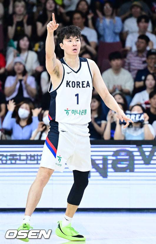 [OSEN=안양, 최규한 기자] 11일 오후 경기도 안양 정관장 아레나에서 ‘2025 남자농구 국가대표 평가전’ 대한민국과 일본의 경기가 열렸다.한국 남자농구 대표팀은 오는 8월 사우디아라비아 제다에서 열리는 '2025 FIBA 아시아컵'을 앞두고 오는 20일까지 일본, 카타르와 평가전을 갖는다.1쿼터, 한국 이현중이 득점에 기뻐하고 있다. 2025.07.11 / dreamer@osen.co.kr