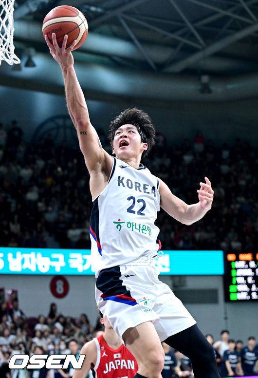 [OSEN=안양, 최규한 기자] 11일 오후 경기도 안양 정관장 아레나에서 ‘2025 남자농구 국가대표 평가전’ 대한민국과 일본의 경기가 열렸다.한국 남자농구 대표팀은 오는 8월 사우디아라비아 제다에서 열리는 '2025 FIBA 아시아컵'을 앞두고 오는 20일까지 일본, 카타르와 평가전을 갖는다.4쿼터, 한국 여준석이 슛을 시도하고 있다. 2025.07.11 / dreamer@osen.co.kr