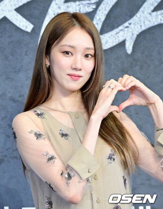 [OSEN=조은정 기자]JTBC 새 금요시리즈 ‘착한 사나이’ 제작발표회가 14일 서울 구로구 한 연회장에서 열렸다.‘착한 사나이’(연출 송해성·박홍수, 극본 김운경·김효석, 제공 SLL, 제작 하이브미디어코프·하이그라운드)는 3대 건달 집안의 장손이자 의외의 순정을 품은 박석철과 가수를 꿈꾸는 그의 첫사랑 강미영이 펼치는 감성 누아르다.배우 이성경이 포즈를 취하고 있다. 2025.07.14/cej@osen.co.kr