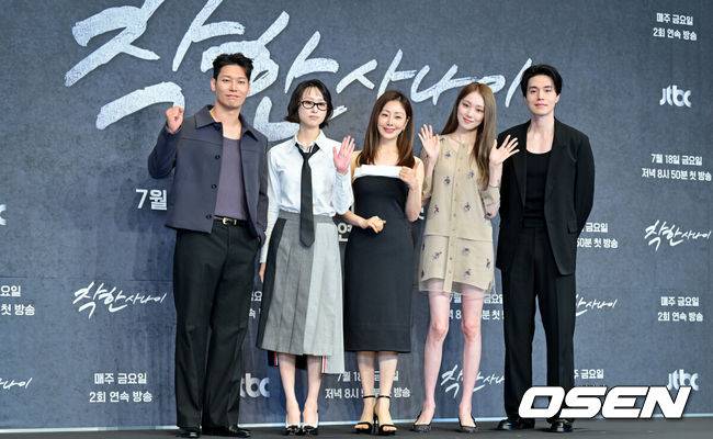 [OSEN=조은정 기자]JTBC 새 금요시리즈 ‘착한 사나이’ 제작발표회가 14일 서울 구로구 한 연회장에서 열렸다.‘착한 사나이’(연출 송해성·박홍수, 극본 김운경·김효석, 제공 SLL, 제작 하이브미디어코프·하이그라운드)는 3대 건달 집안의 장손이자 의외의 순정을 품은 박석철과 가수를 꿈꾸는 그의 첫사랑 강미영이 펼치는 감성 누아르다.배우 박훈, 류혜영, 오나라, 이성경, 이동욱이 포즈를 취하고 있다. 2025.07.14/cej@osen.co.kr