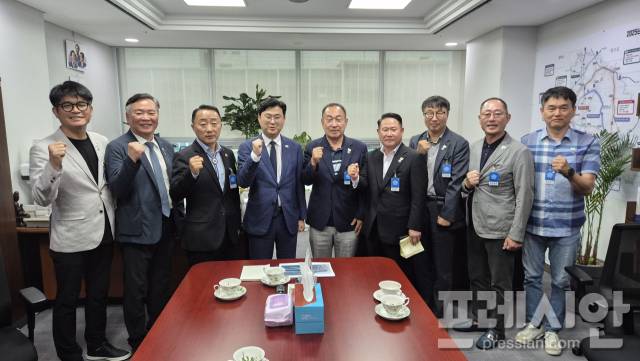 ▲울릉공항 활주로 연장 추진위원회가 국회를 방문해 더불어민주당 이정문 의원, 문진석 의원을 잇달아 만나 울릉공항 활주로 연장의 당위성과 시급성을 설명하고 기념 촬영을 하고 있다. ⓒ울릉군