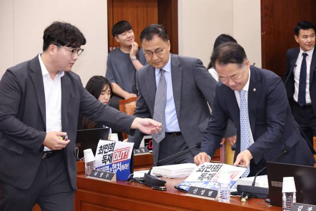 ▲14일 서울 여의도 국회 과학기술정보방송통신위원회 전체회의에서 국민의힘 의원들이 방송3법 통과에 항의하는 인쇄물을 좌석 노트북에 붙이고 있다. ⓒ연합뉴스