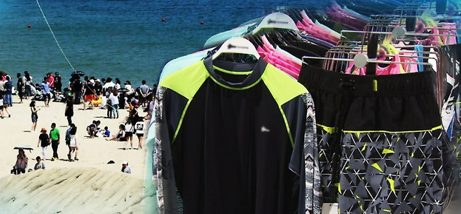 노출에 민감한 문화에서 래시가드는 사회적으로 안전하다고 여겨지는 선택지이다.&nbsp;연합뉴스