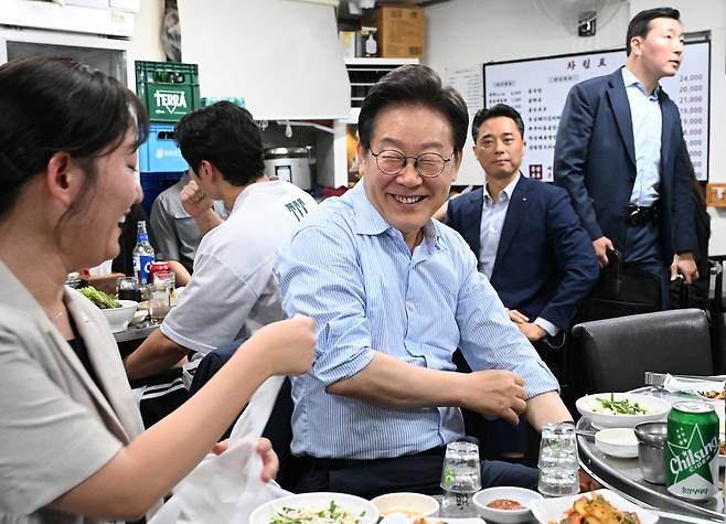 이재명 대통령이 지난 11일 서울 광화문 인근 식당에서 시민들과 식사하고 있다. 이 대통령은 ‘민생회복 소비쿠폰’&nbsp;지급을 앞두고 내수 경기 활성화를 위해 이번 행사를 마련했다. 연합뉴스