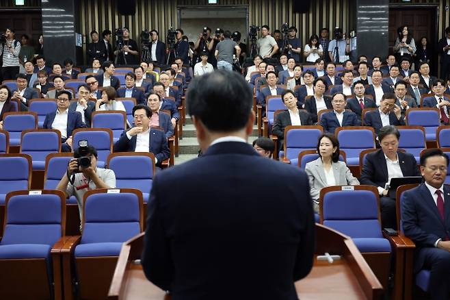 국민의힘은 대선 패배 한 달이 넘도록 쇄신 작업에 난항을 겪는 등 원내 유일 보수정당에 걸맞은 모습을 보여 주지 못하고 있다. 사진은 지난 4일 국회에서 열린 국민의힘 의원총회. 연합뉴스