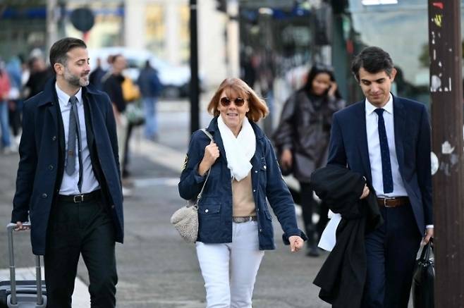 변호사들과 걷고 있는 지젤 펠리코(72). 2024.9.17 AFP 연합뉴스