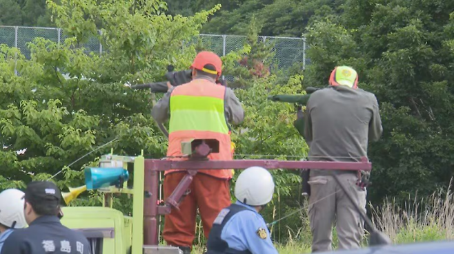 지난 12일 새벽 홋카이도에서 신문 배달원인 52세 남성이 불곰에게 습격당해 사망했다. 사진은 사건 현장 인근에서 곰 수색 활동을 펼치는 홋카이도 경찰과 엽우회의 모습. HBC홋카이도방송 캡처
