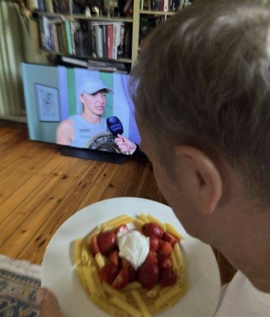 ‘딸기 파스타’를 직접 만들어 먹는 모습을 엑스(X)에 인증한 도날드 투스크 폴란드 총리. 엑스 캡처