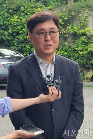 최휘영 문화체육관광부 장관 후보자가 14일 국립현대미술관 서울관 사무실로 출근한 후 기자와 만났다. 최수문기자