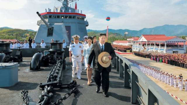 지난 6월 12일 구축함 ‘강건호’ 진수식에 참석한 김정은 국무위원장 모습. 조선중앙통신·연합뉴스