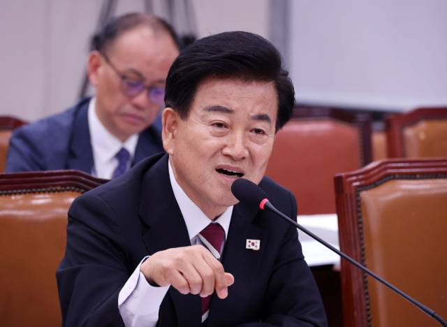 정동영 통일부 장관 후보자가 14일 국회 외교통일위원회에서 열린 인사청문회에 출석해 의원의 질의에 답변하고 있다. 연합뉴스