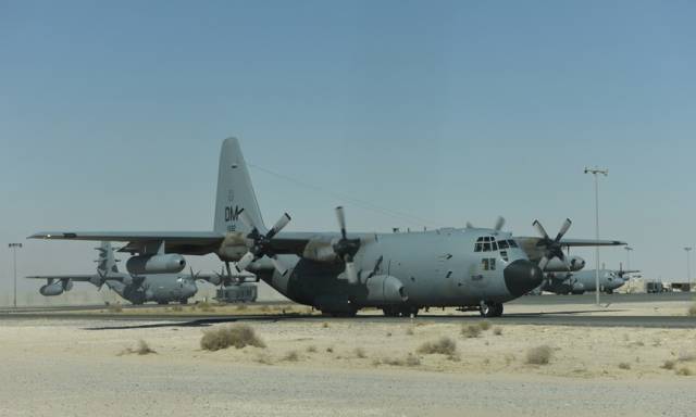 대형 수송기 C-130을 개조한 미 공군 전자전기 EC-130H가 활주로에서 대기하고 있다. 사진 제공=미 공군