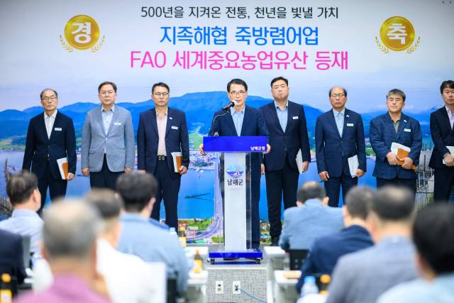 장충남(가운데) 남해군수가 14일 군청 대회의실에서 언론 브리핑을 열고 지족해협 죽방렴 어업을 지역 발전의 새로운 성장동력으로 삼겠다는 포부를 밝히고 있다. 사진 제공=남해군