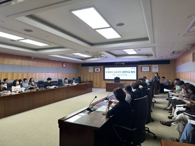 전남 순천시 공무언들이 지난 7일 민생회복 소비쿠폰의 신속한 지급을 위해 순천시청 소회의실에서 전담 TF 회의를 열고 운영방안을 공유하고 있다. 사진 제공=순천시