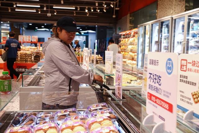 14일 중국 베이징의 한 슈퍼마켓에서 한 여성이 쇼핑을 하고 있다. EPA연합