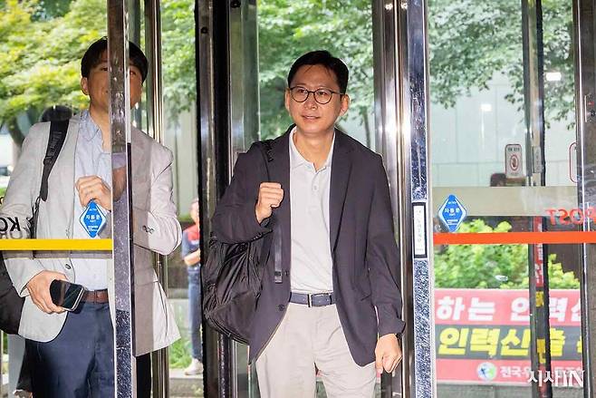 LG AI연구원 초대 원장 출신 배경훈 과학기술정보통신부 장관 후보자가 7월1일 서울 광화문우체국 건물에 마련된 인사청문회 준비 사무실로 출근하고 있다. ⓒ시사IN 신선영