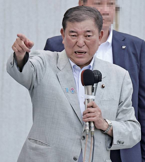 7월6일 일본 도쿄 인근 요코하마에서 이시바 시게루 일본 총리가 7월20일 예정된 참의원 선거를 앞두고 선거 유세연설을 하고 있다. ⓒKyodo 연합