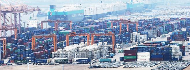 지난 7일 경기도 평택항에 컨테이너가 쌓여 있는 모습 ⓒ연합뉴스