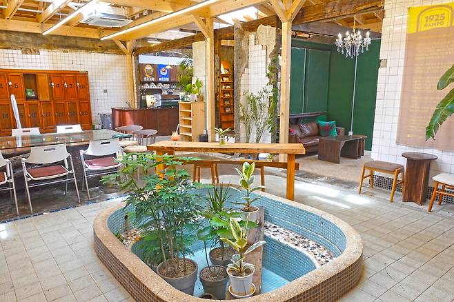 &nbsp;경주 감포읍의 해국길에 자리한 카페. 이 카페는 100년의 역사를 지닌 목욕탕을 현대적 감각으로 리모델링 했다. ⓒ경주시