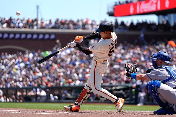 샌프란시스코 이정후가 13일 LA다저스와 경기에서 공을 치고 있다. 게티이미지