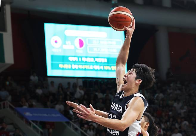 13일 경기도 안양정관장아레나에서 열린 2025 남자농구 국가대표 평가전 한국과 일본의 경기. 한국 여준석이 덩크슛을 시도하고 있다. 연합뉴스