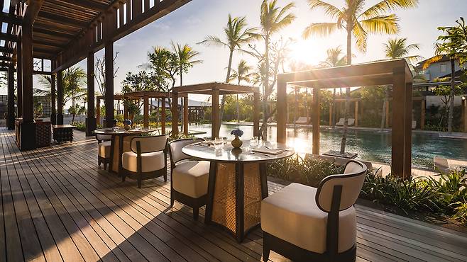 팜투어를 통해 리젠트 발리 짱구 예약시 타루 레스토랑 점심 및 저녁식사를 각 1회씩 제공한다. 사진제공|팜투어