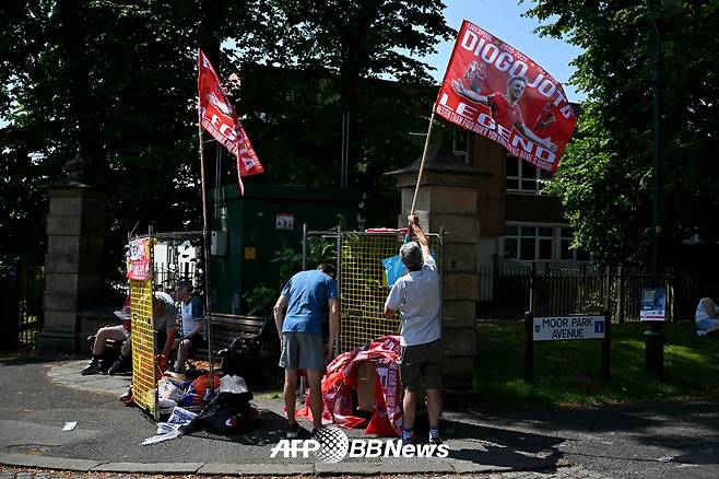 13일(한국시간) 프레스턴 노스 엔드와 리버풀의 프리시즌 첫 경기가 열린 영국 랭커셔주 프레스턴의 딥데일 인근에 마련된 디오구 조타 추모 공간. /AFPBBNews=뉴스1