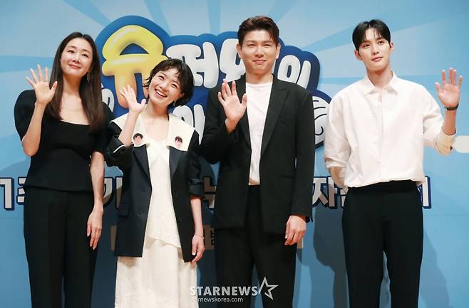 최지우, 안영미, 제이쓴, 김준호가 14일 오전 서울 여의도 KBS에서 진행된 2TV 예능 '슈퍼맨이 돌아왔다' 11주년 기자간담회에 참석해 포즈를 취하고 있다. /2024.06.14 /사진=이동훈