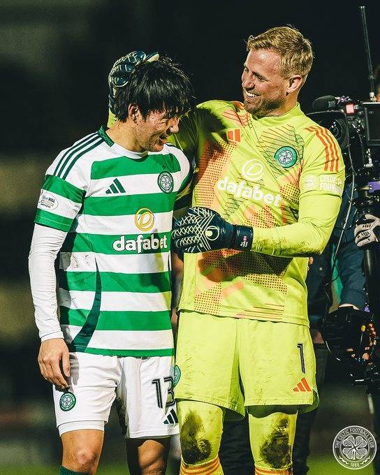 카스퍼 슈마마이켈(오른쪽)이 지난 3월 열린 2024~2025시즌 스코틀랜드 프리미어십 29라운드 경기가 끝난 뒤 양현준의 머리를 쓰다듬고 있다. /사진=셀틱 공식 SNS