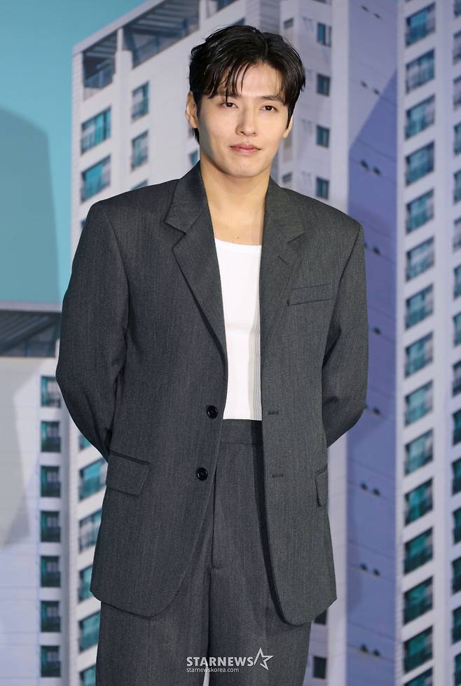 배우 강하늘이 14일 오전 서울 중구 앰배서더 서울 풀만 호텔에서 진행된 넷플릭스 오리지널 영화 '84 제곱미터' 제작발표회에 참석해 포즈를 취하고 있다.  84제곱미터 아파트로 내 집 마련에 성공한 영끌족 우성이 정체를 알 수 없는 층간소음에 시달리며 벌어지는 예측불허 스릴러 '84 제곱미터'는 오는 18일 공개된다. /2025.07.14 /사진=이동훈 photoguy@