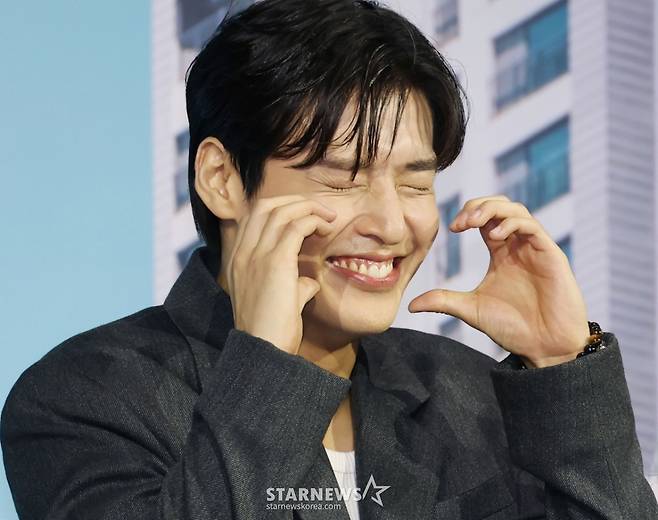 배우 강하늘이 14일 오전 서울 중구 앰배서더 서울 풀만 호텔에서 진행된 넷플릭스 오리지널 영화 '84 제곱미터' 제작발표회에 참석해 포즈를 취하고 있다.  84제곱미터 아파트로 내 집 마련에 성공한 영끌족 우성이 정체를 알 수 없는 층간소음에 시달리며 벌어지는 예측불허 스릴러 '84 제곱미터'는 오는 18일 공개된다. /2025.07.14 /사진=이동훈 photoguy@