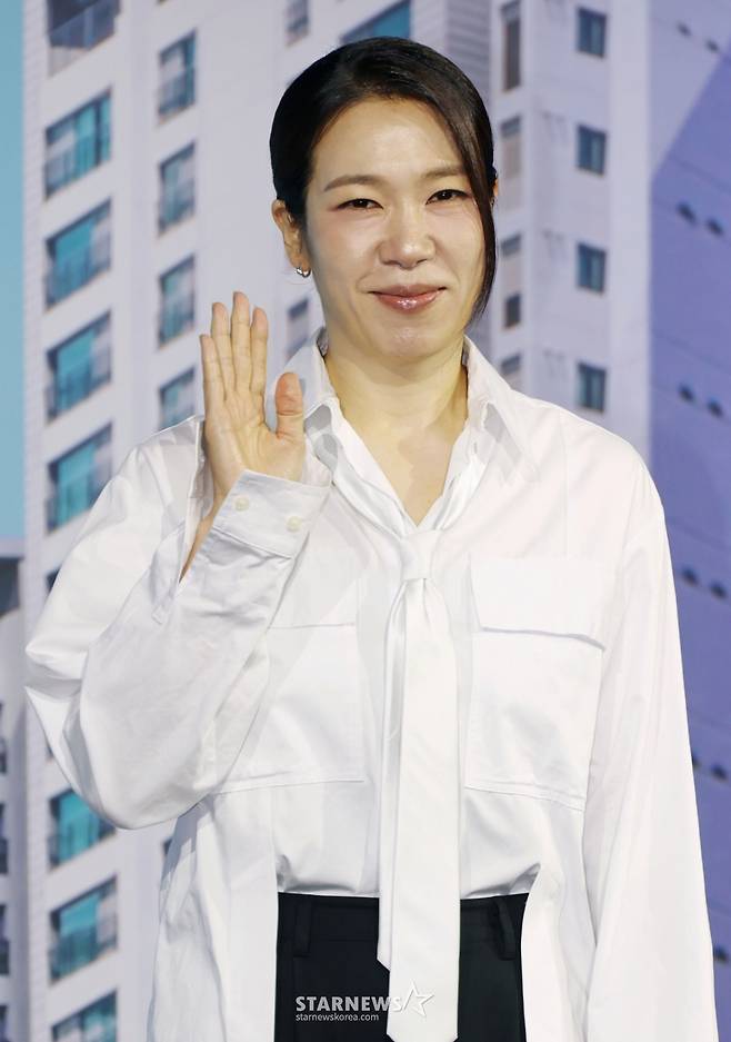 배우 염혜란이 14일 오전 서울 중구 앰배서더 서울 풀만 호텔에서 진행된 넷플릭스 오리지널 영화 '84 제곱미터' 제작발표회에 참석해 포즈를 취하고 있다. 84제곱미터 아파트로 내 집 마련에 성공한 영끌족 우성이 정체를 알 수 없는 층간소음에 시달리며 벌어지는 예측불허 스릴러 '84 제곱미터'는 오는 18일 공개된다. /2025.07.14 /사진=이동훈 photoguy@