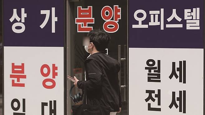 부동산 분양대행사가 각종 논란을 일으키고 있지만 관련법은 아직 제정되지 않았다.[사진｜뉴시스]&nbsp;