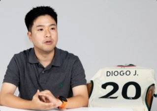 임형철 쿠팡플레이 축구 해설위원·EA SPORTS FC 한국어 해설이 7월 8일 조타의 이름이 새겨진 리버풀 유니폼을 배경으로 주간동아와 인터뷰하고 있다.&nbsp; 박해윤 기자